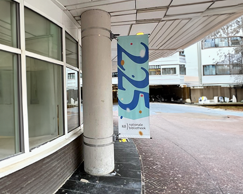 Banner aan pilaar